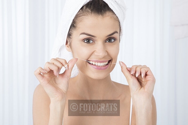 woman cleaning her teeth 