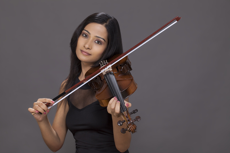 girl posing while playing violin